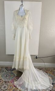 Vintage 1970's Ivory Alencon Lace Sweetheart Bodice Wedding Dress Sz 2/4