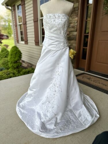 Demetrios Wedding Dress 98249 Size 10 Floral Embroidery, Pre-Owned