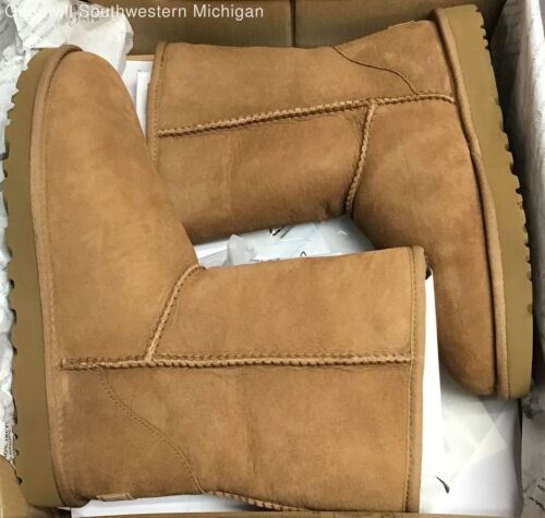 UGG W Classic Short II Snow Boots - Size 9 - Open Box/New - Damaged Packaging!