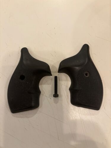 Uncle Mikes Smith & Wesson J Frame Round Butt Black Rubber Grips 59010