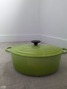 Le Creuset oval dutch oven 5 qt lime green, very gently used, cooling rack incl