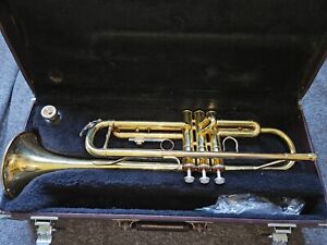 New ListingYamaha YTR-2335 Trumpet w/ Case/MP, Japan. Very-Good condition if bang out dent