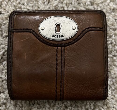 FOSSIL Maddox Small Dark Brown Leather Bi-fold Wallet Keyhole Logo Snap - Retro