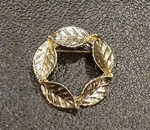 Vintage Signed Gerry's Brooch Gold Tone Wreath