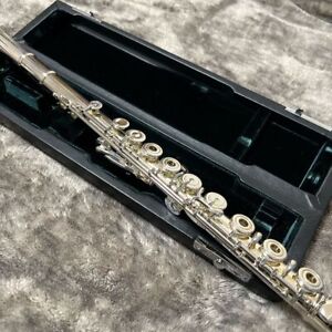 Beautiful all-silver Pearl flute F-8800RE with silver case