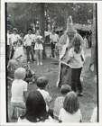 1976 Press Photo Crowd watches girl with Texas Renaissance Festival magician.