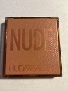 Huda Beauty  Nude Light Eyeshadow Palette Light Nude Obsessions