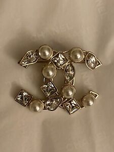 Chanel Pearls and Crystals CC Logo Small Classic Brooch 19K
