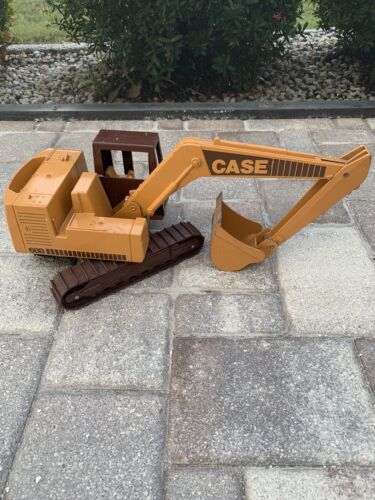 Ertl J.I.Case Model 688 Toy Excavator, 1/16 Scale, Construction Toy