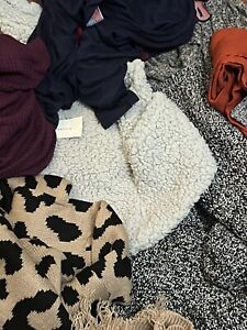 25 New Wholesale sweaters Pallet  Diferrence Sizes Womens