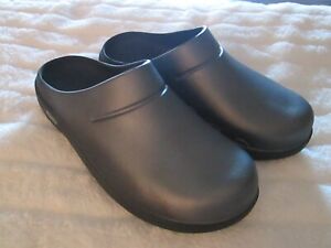 OOFOS OOcloog Luxe Silver Black Slip-On Recovery Mules Clogs Men's 5 / Women's 7