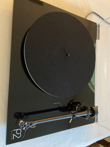 Rega Planar 2 Turntable with RB220 Tonearm and Carbon Cartridge - Gloss Black