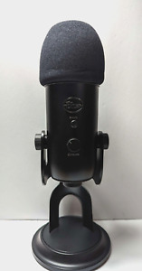 Blue Yeti Professional Multi-Pattern USB Condenser Microphone -Blackout- W/Cable