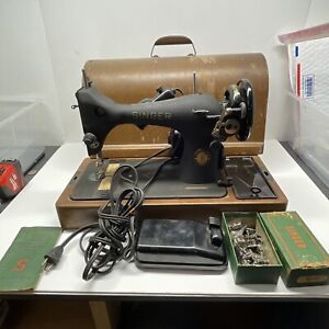 Singer Portable Sewing Machine Model 128 AK524011 1950's USA Made