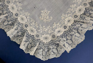 A BEAUTIFULLY HAND EMBROIDERED ANTIQUE FRENCH HANDKERCHIEF WITH VAL LACE EDGING