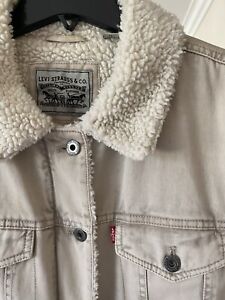 Levi’s Neutral Beige Sherpa trucker jacket mens/women xl