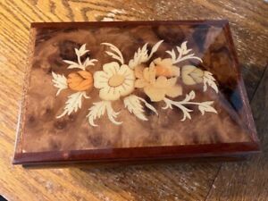 Italien Inlaid music box with Swiss Reuge Movememt