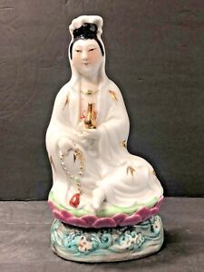 Porcelain Figurine Chinese Guan Yin, Sitting On Lotus Flowers Signed, H : 8 1/2