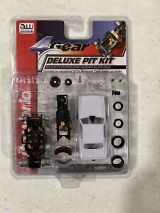 Auto World TRX106 1:64 Scale Car Deluxe Pit Kit