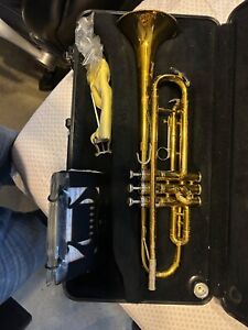 King 600 Bb Trumpet with case, mouthpiece, music holder & music book