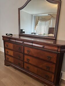 Cal king bedroom set furniture used Very Good Condition