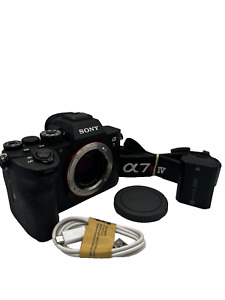 New ListingSony A7R IV Camera Body Only - Used Good Condition Box 35mm ILCE-7RM4 61.0MP