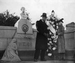 Beatrice Houdini,Theodore Hardeen visit Houdini's grave,Bess Houdini,c1928