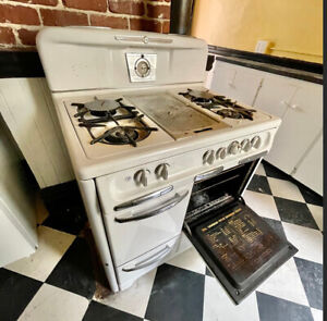 Wedgewood Gas Stove- works perfectly, has all knobs and griddle, 