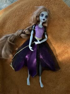 ONCE UPON A ZOMBIE DOLL RAPUNZEL