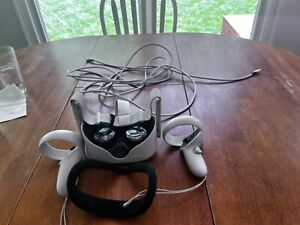 New Listingoculus quest 2 64gb Headset, controllers and upgraded USC charger