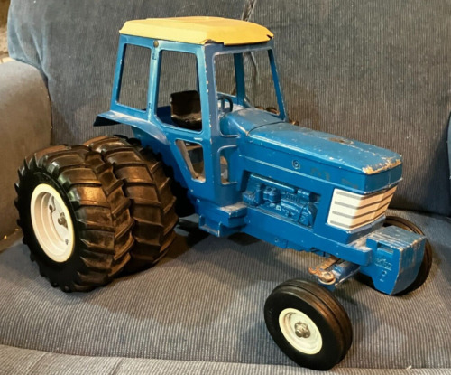 VINTAGE 1/12 Scale Ertl Farm Toy Ford TW-20 Tractor With Duals Attached cab
