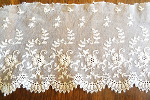 66 cm antique lace, width 13 cm