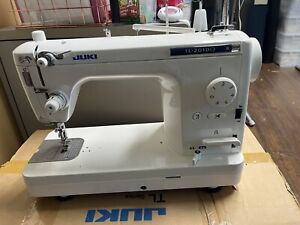 Juki TL 2010Q High Speed Sewing and Quilting Machine   NEW   100% Complete