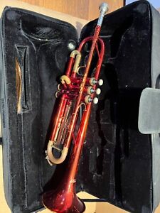 HAWK TRUMPET red laquer used as is finish & case, side zipper does not work