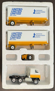 United Van Lines Doubles 1988 Winross Truck MS/T