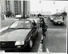 1991 Press Photo Military police checking ID cards at entrance to Ft. Sam, Texas
