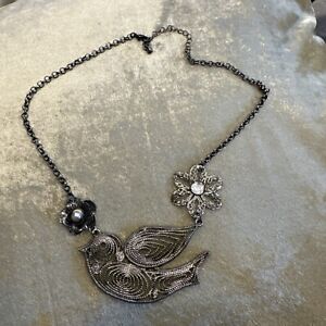 Adorable Bird necklace silver color Collar Necklace)
