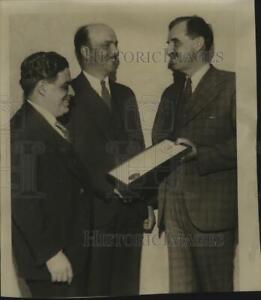 1934 Press Photo Alvin C. Blatz  receiving an award from Mayor D. W. Hoan