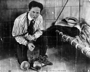 New 8x10 Photo: Magician Harry Houdini in Promotional Pic