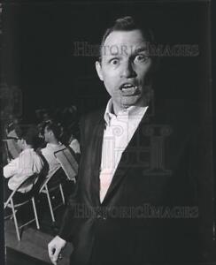 1967 Press Photo William Lewis rehearsing at the Blatz Temple, Washington Park.