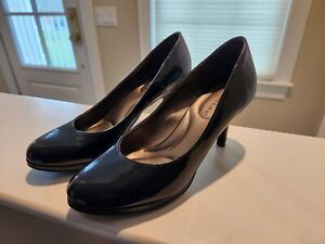 Gorgeous KELLY & KATIE Navy Women Size 7 Pointed Toe BOW Heel Shoes
