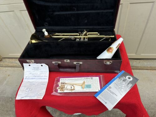 New ListingHOLTON Collegiate Trumpet With Case
