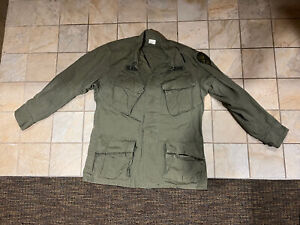 6th Calvary Brigade Vietnam War OD Army Slant Jungle Fatigue Jacket Small Short
