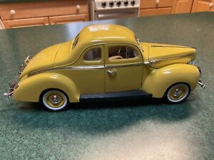 1/18 Motor Max 1940 Ford  Deluxe Sedan Yellow #73108