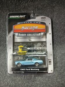 GREENLIGHT - HOBBY COLECTION - 1965 FORD MUSTANG WITH SHOP TOOL - GARAGE MUSCLE