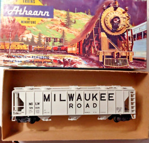 HO Scale Athearn  Milwaukee Road 3 Bay  Covered Hopper car   Vintage