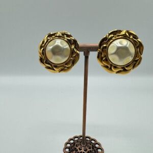 Authentic Chanel earrings rare vintage 23 pearl round clip on gold Japan 313 110