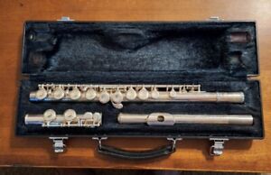 New ListingPreowned YAMAHA 221 SILVER FLUTE w/ Hard Travel Case