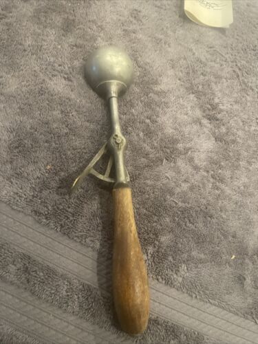 New ListingANTIQUE VINTAGE GILCHRIST NO. 31 WITH WOOD HANDLE ICE CREAM SCOOP Size 24