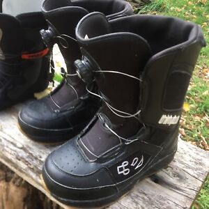 thirty two snowboard boots Size 8